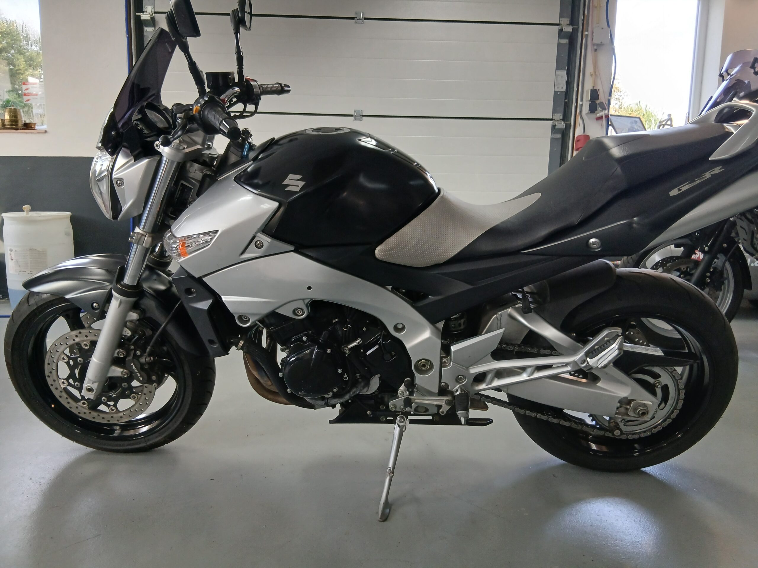 Suzuki GSR 600 . 2006 . Super netjes . Met extra s .